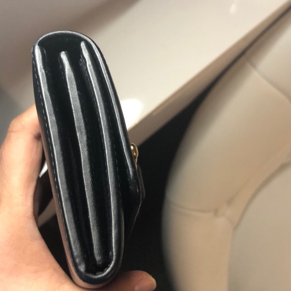 🩷SOLD🩷Ferragamo Vara Bow with Gold Studs BLK Wallet - Picture 6 of 12